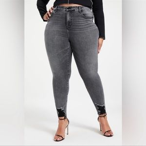 Good American Good Legs Low with Shadow Pocket Skinny Jeans in Black262 (16)